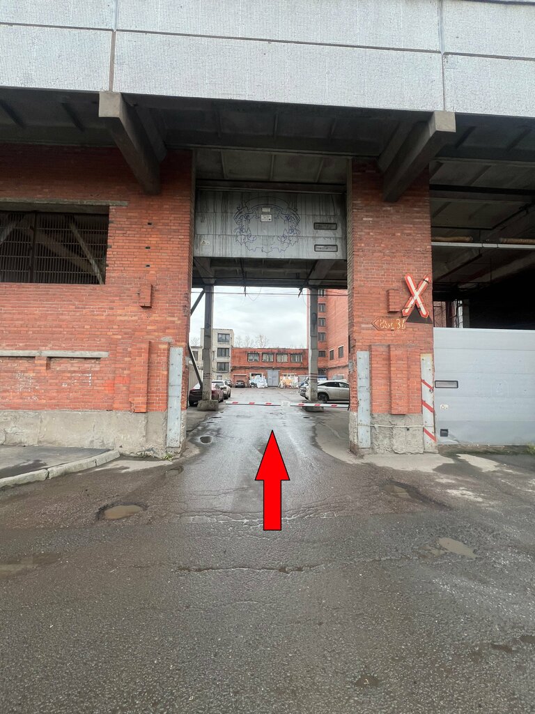 Проезд через арку, красная стрелка