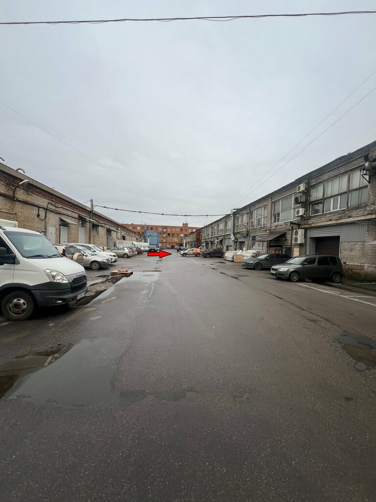 Проезд между корпусами, красная стрелка